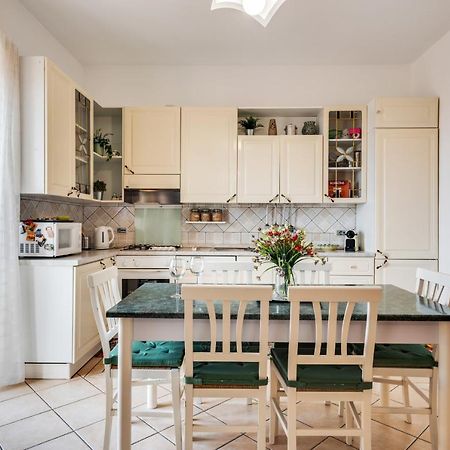 Roomy And Bright Apartment With Balconies X6 Катания Экстерьер фото